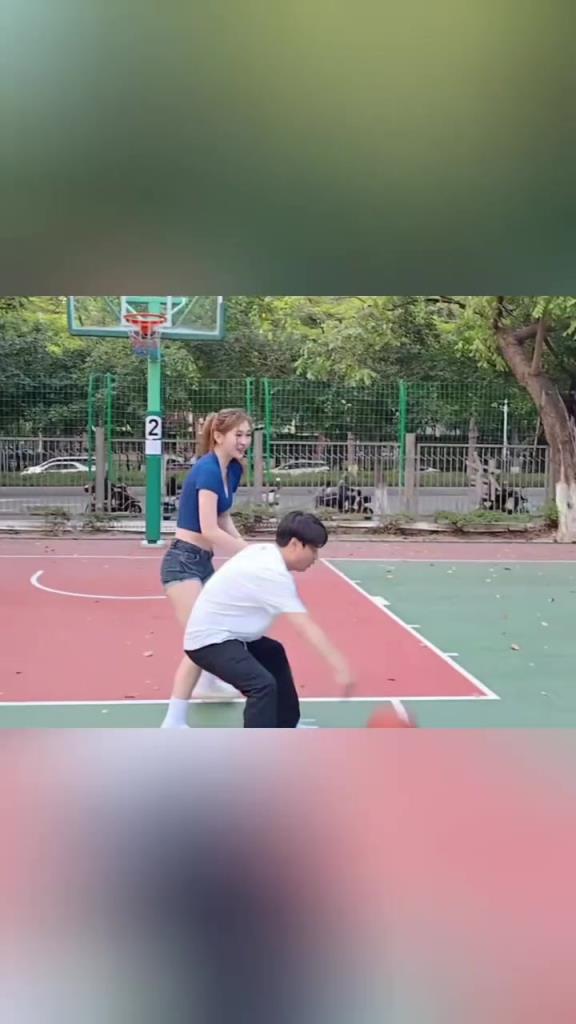 集夢(mèng)會(huì)長(zhǎng)背打一米8的女生，這是真打球??！