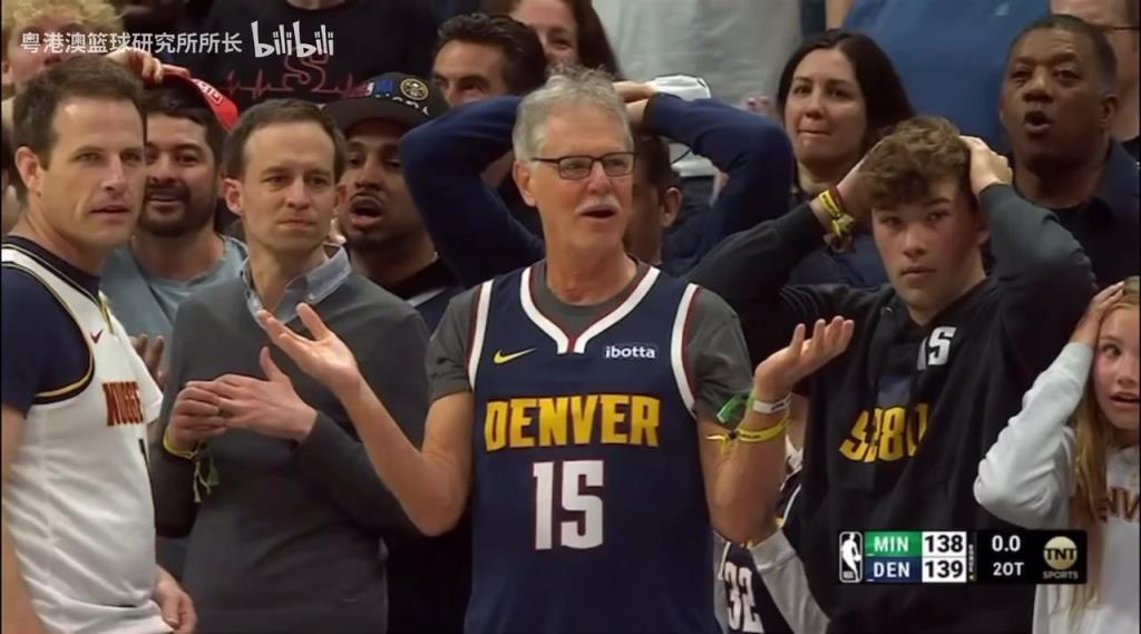 導(dǎo)火索？回顧此前掘金對陣森林狼，威少送出三分犯規(guī)后的眾生相！