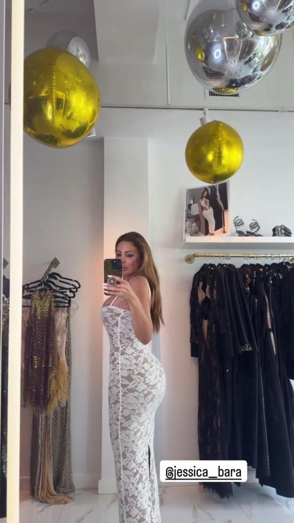 徐娘半老！皮蓬前妻穿吊帶裙自拍，這身材也太炸裂了！