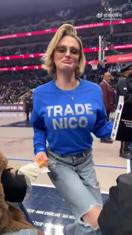 主場不準(zhǔn)球迷打印“解雇Nico”標(biāo)語，女球迷就出此下策