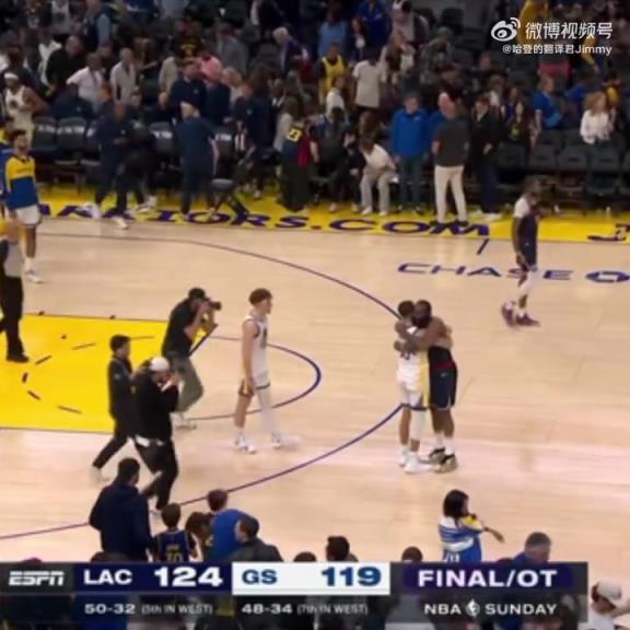 09雙雄傾盡全力！哈登和庫里賽后第一時(shí)間擁抱在一起