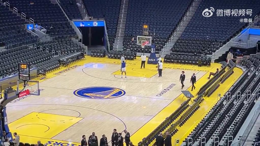 今天沒有得到出場機(jī)會！庫明加賽后還留在場地練習(xí)投籃