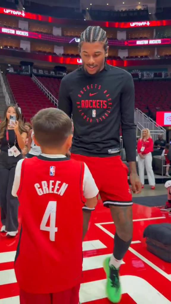 暖心偶像！小球迷賽前得到杰倫格林親簽球鞋球衣