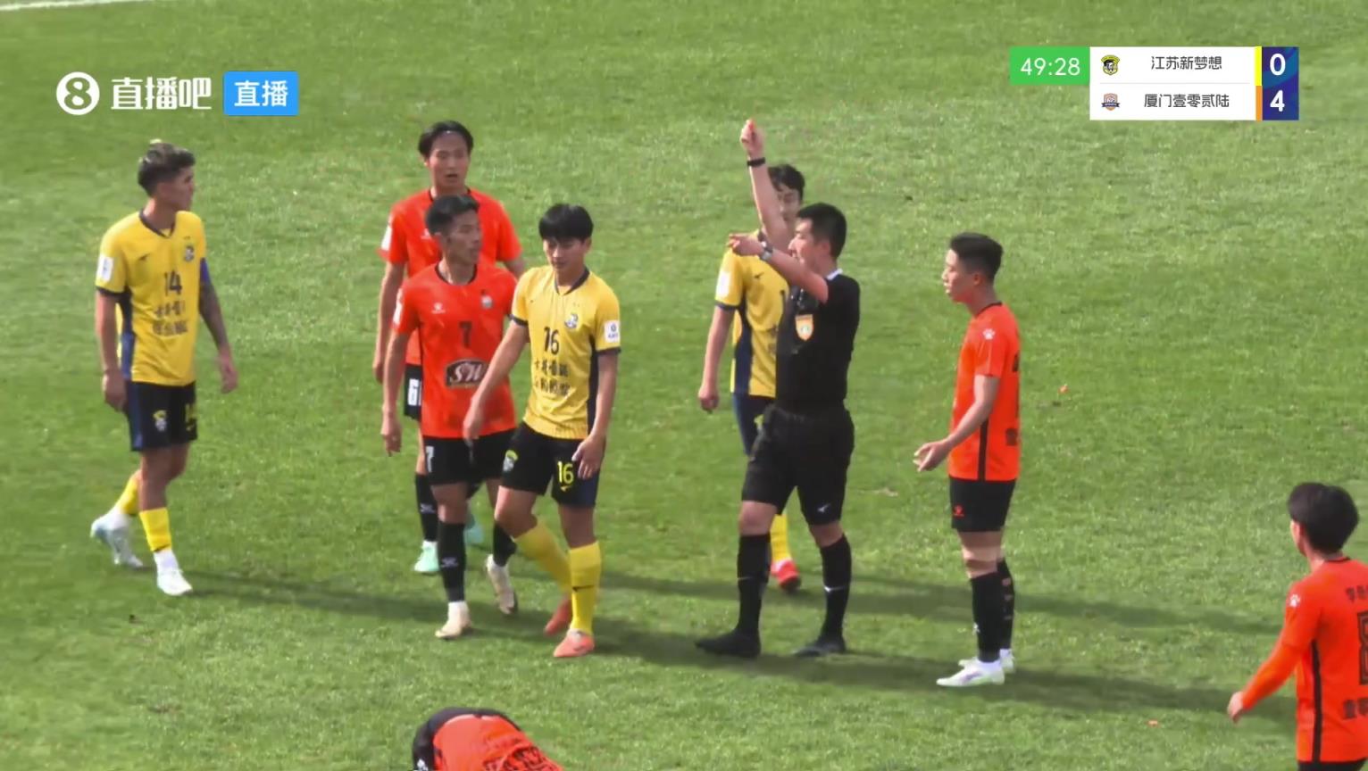 比姆巴佩抬的還高，中冠球員亮鞋釘兇狠蹬踏被裁判直紅驅逐