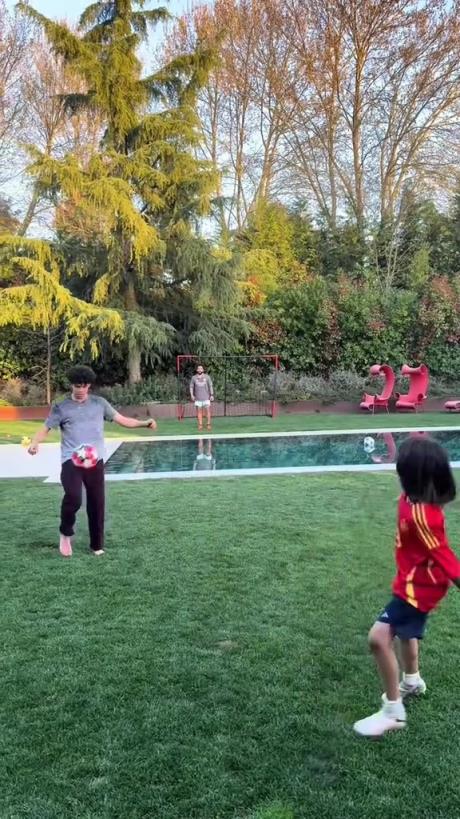 馬塞洛和兒子隔水相傳！大兒子腳法有點東西的！