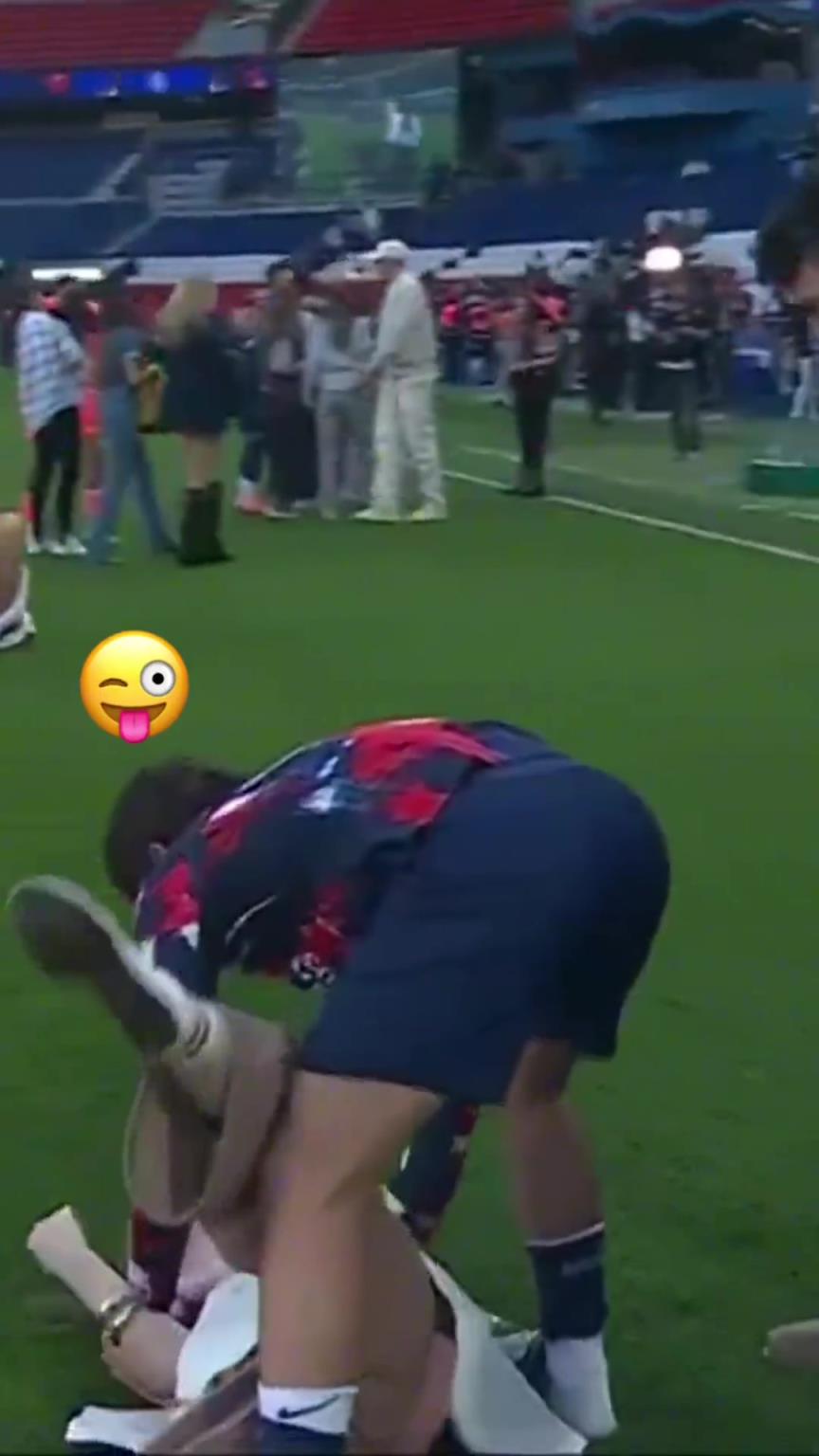 玩這么花??？內(nèi)維斯在家人面前把自己女友按倒在地