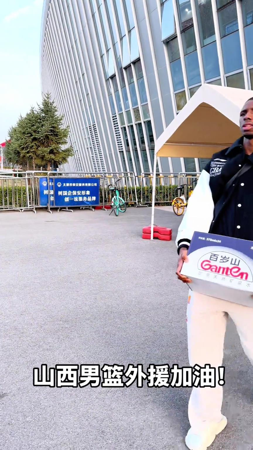 不是！你們山西外援合同還包括搬水的？