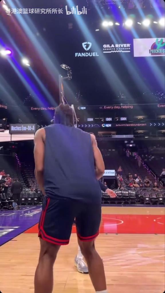 機(jī)器人級(jí)別的靜態(tài)身體！近距離看小卡的賽前熱身！