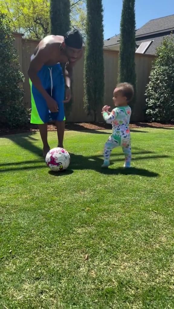 足球要從娃娃抓起！SGA帶娃踢足球，小孩摔倒時(shí)鼓掌“嘲笑”！